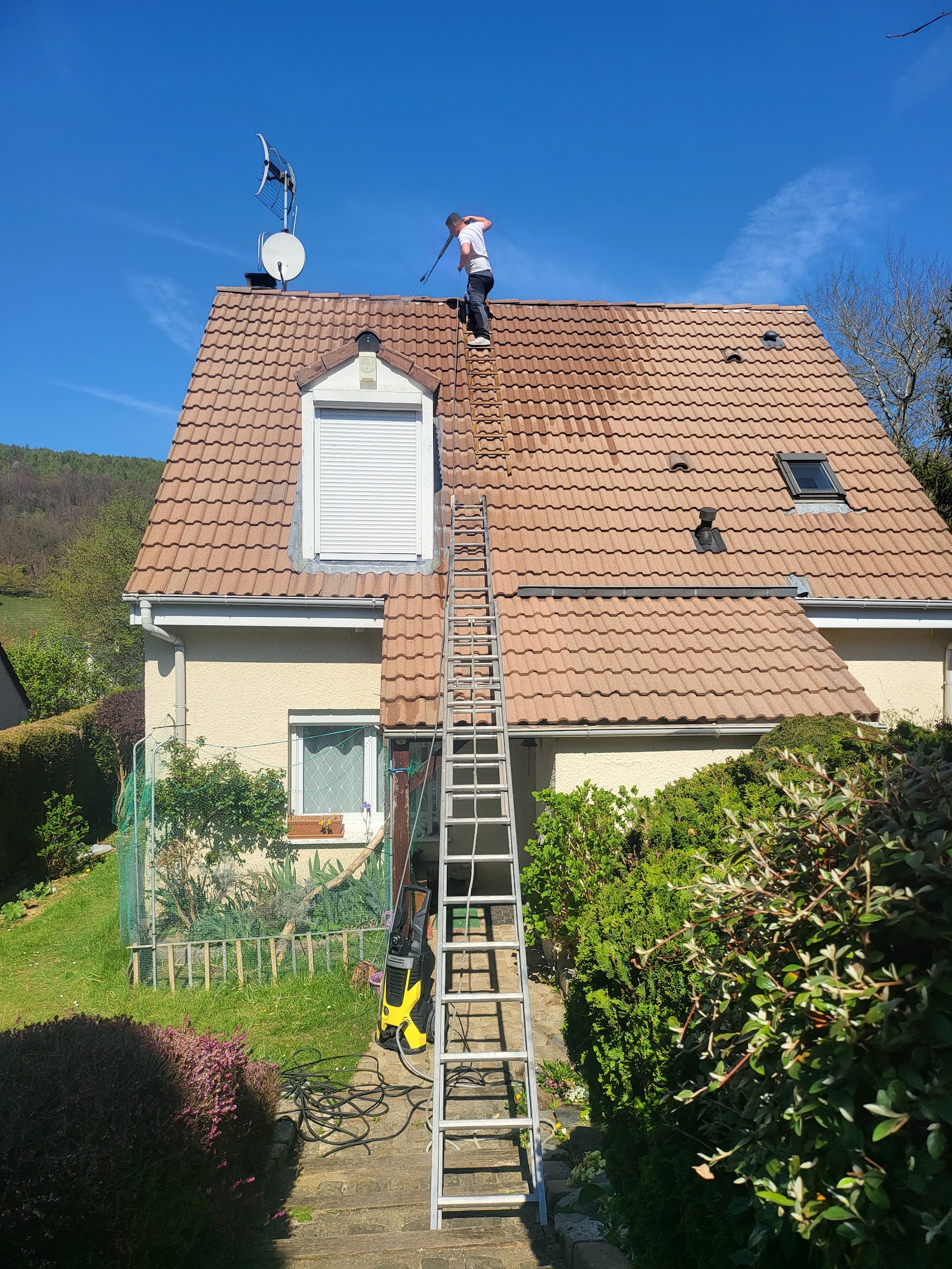 Nettoyage haute pression d'une toiture en tuiles